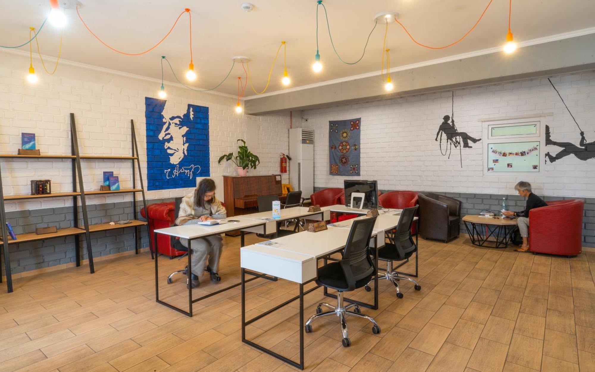 Ololofreelander Hostel&Coworking ビシュケク エクステリア 写真