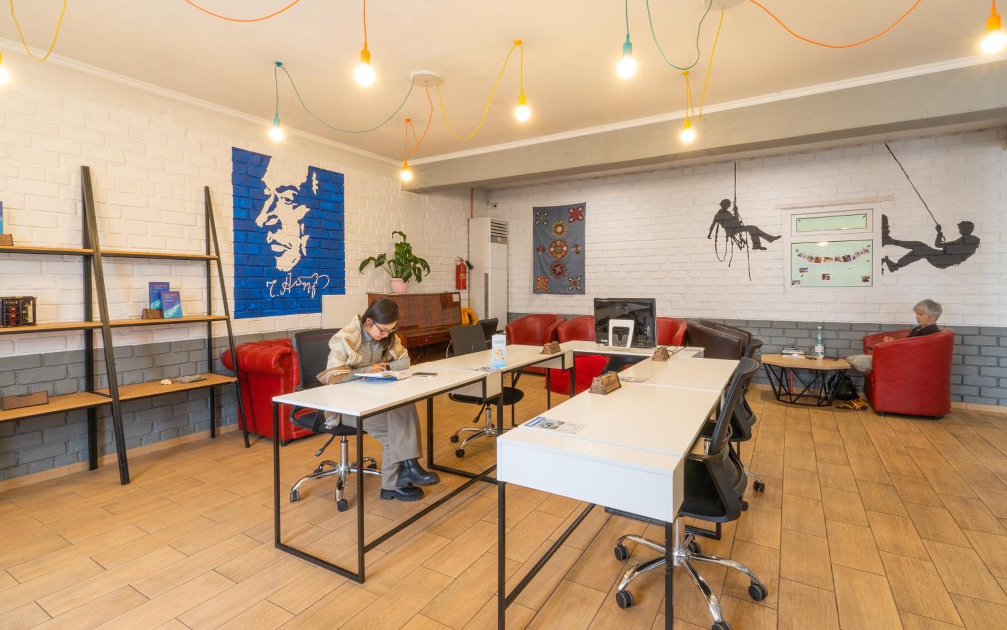 Ololofreelander Hostel&Coworking ビシュケク エクステリア 写真