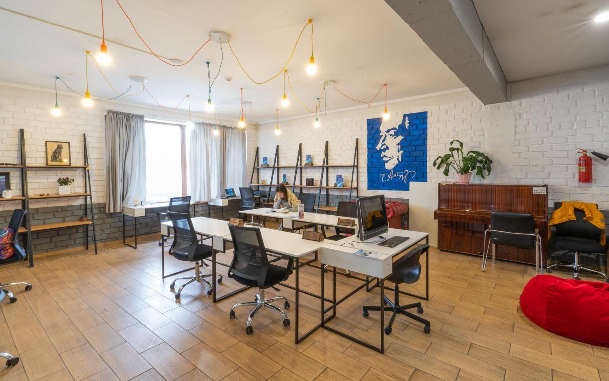 Ololofreelander Hostel&Coworking ビシュケク エクステリア 写真